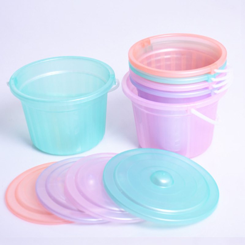 small plastic buckets with lids